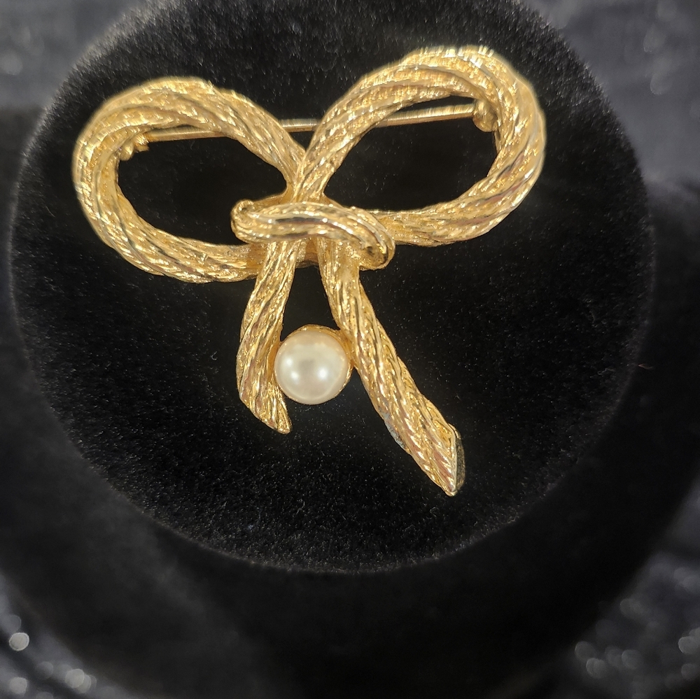 Elegant Gold Bow Brooch with Pearl Accent